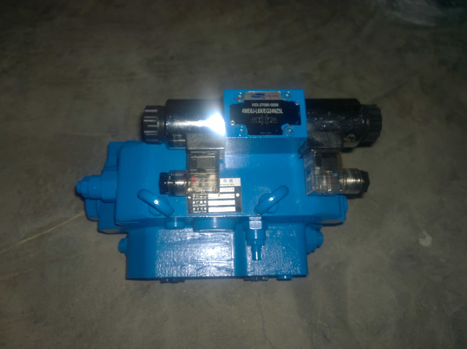 4120008414		Electro-hydraulic reversing valve