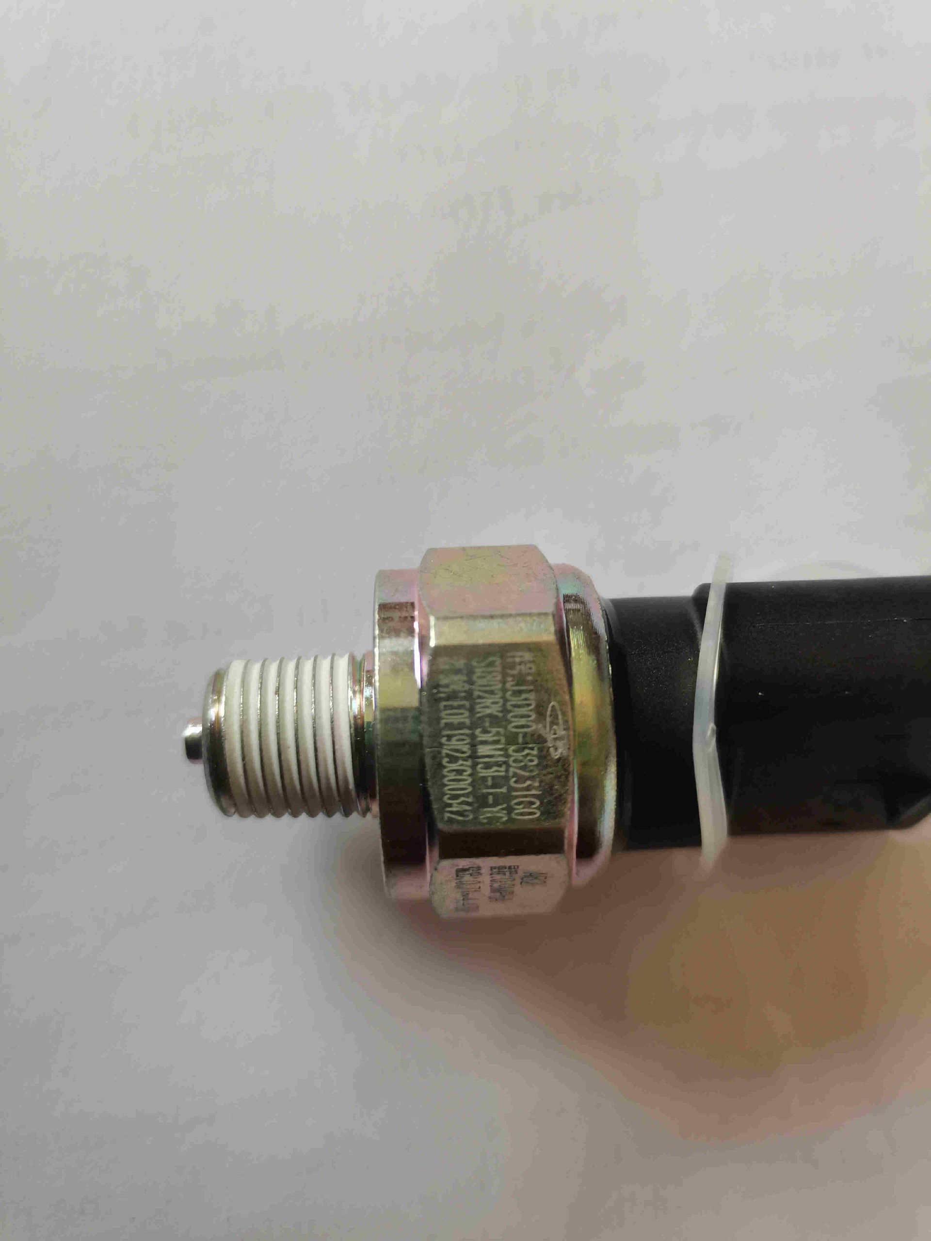 J3D00-38231G0 Yuchai original oil pressure and temperature sensor