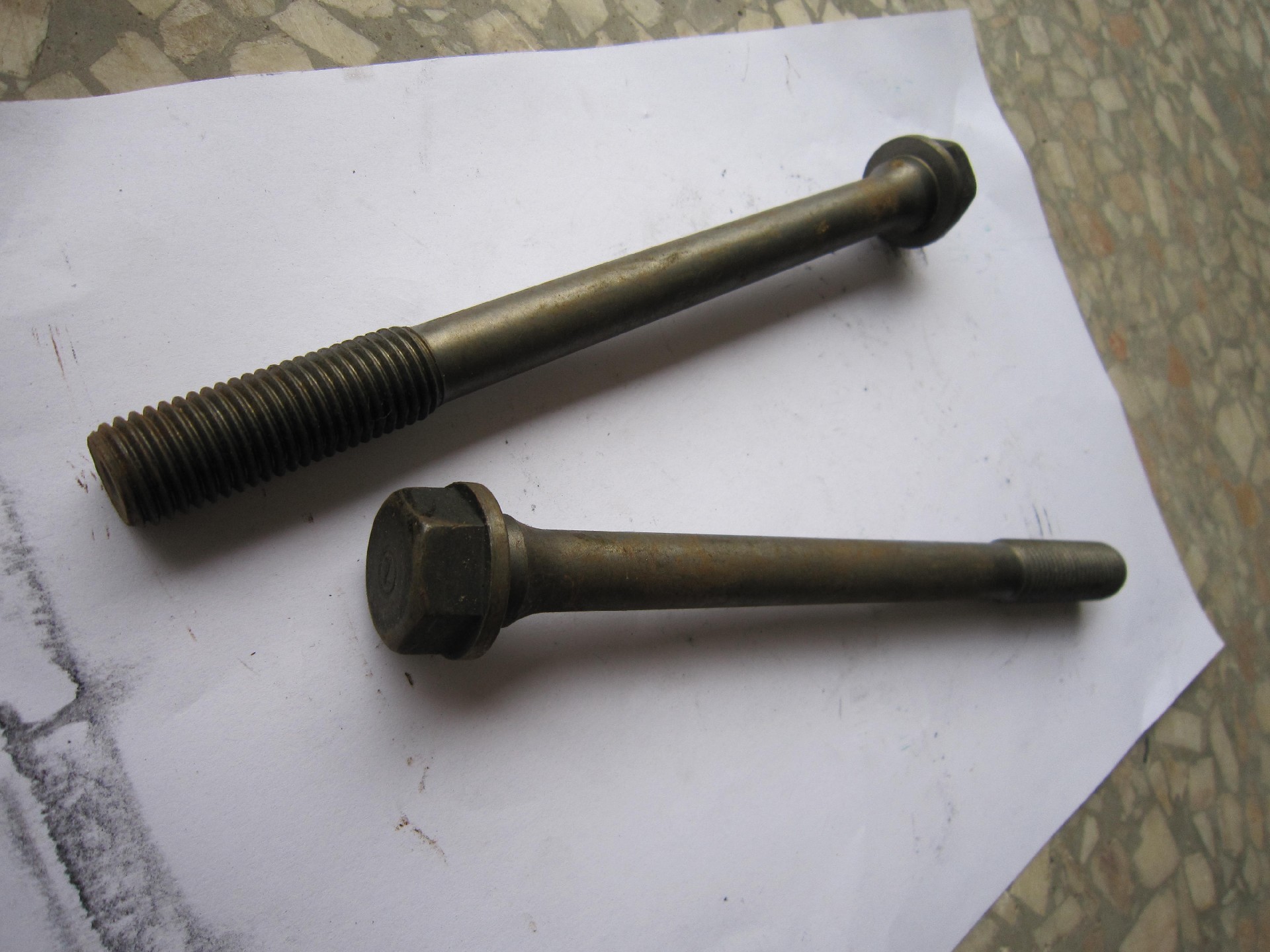 SP101965 Cylinder head bolt