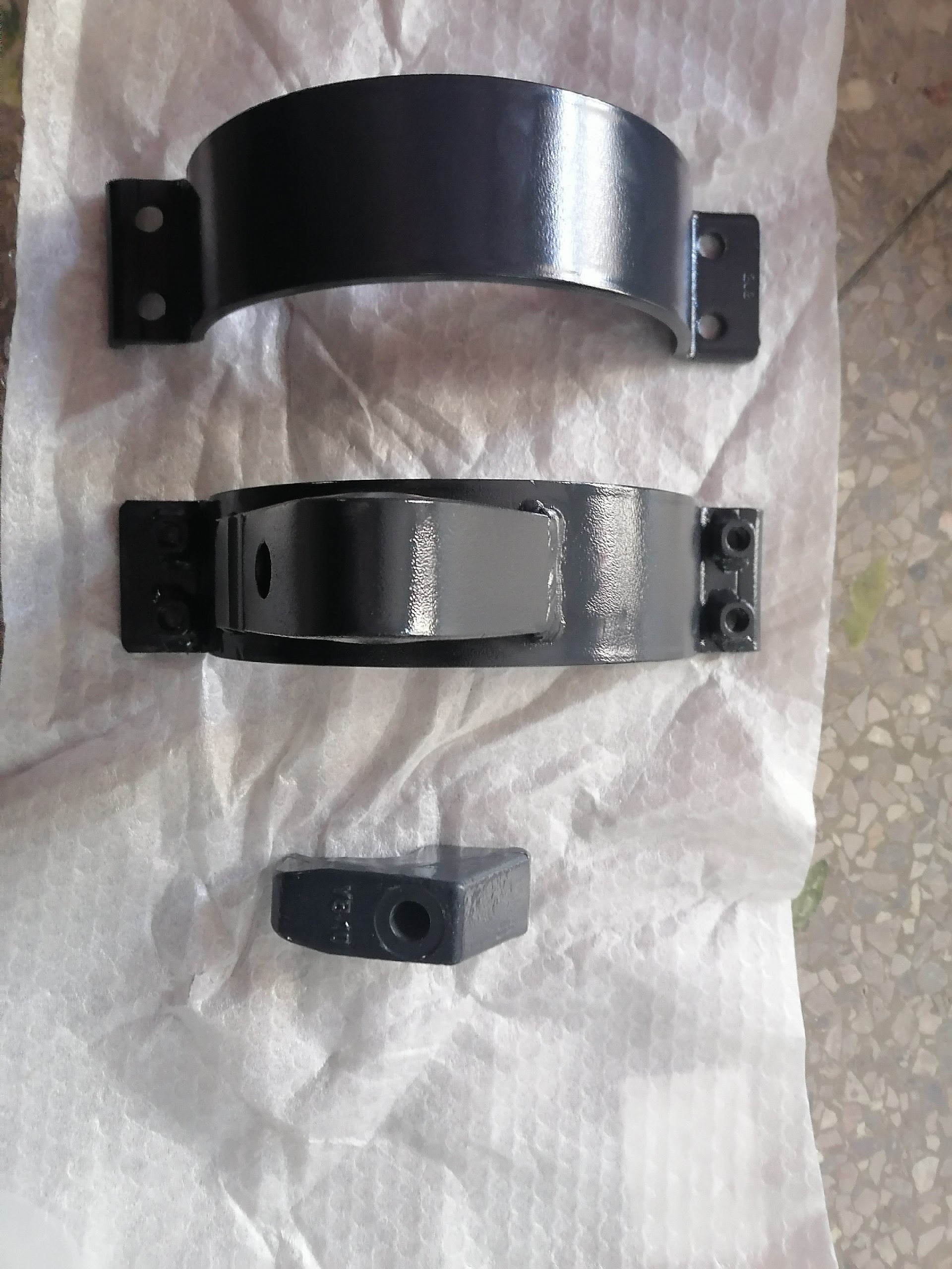 09C2185 Bucket cylinder tube clamp plate