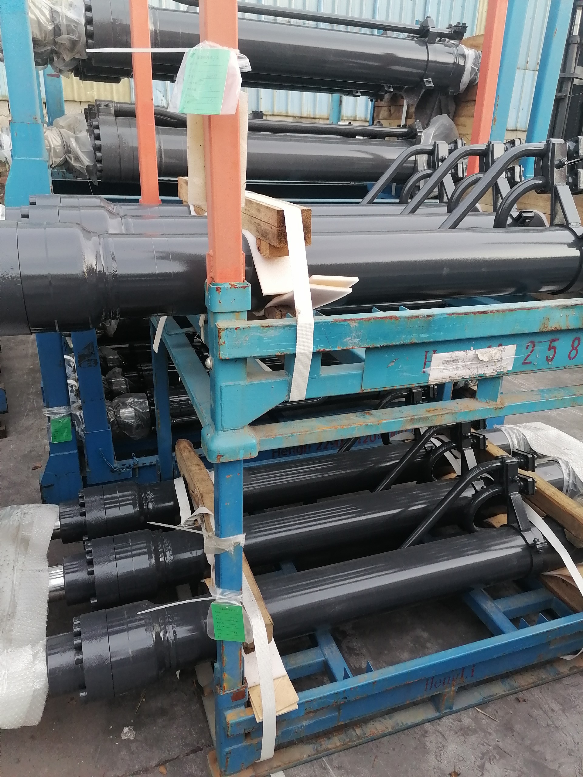 10C3247 Boom cylinder 915