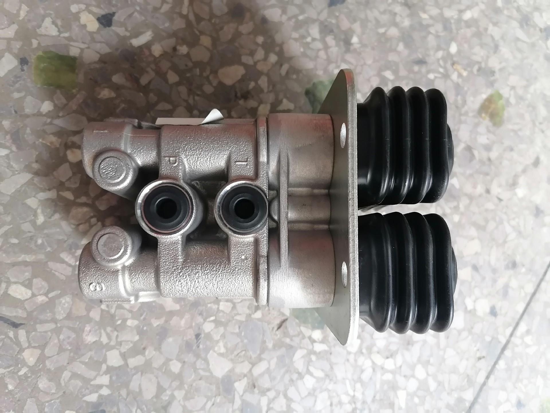 12C4904 Kawasaki 6-hole foot valve