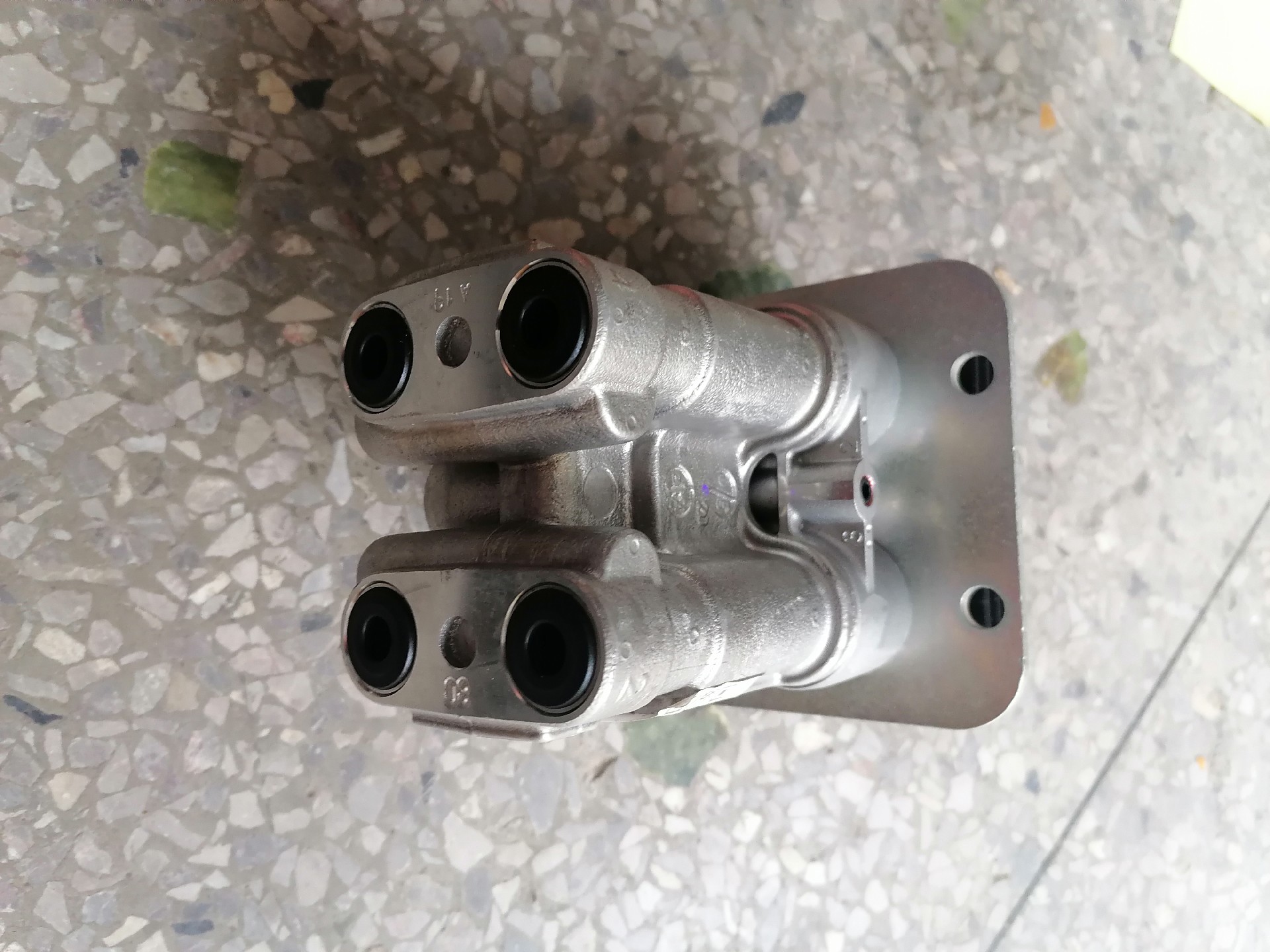 12C4904 Kawasaki 6-hole foot valve