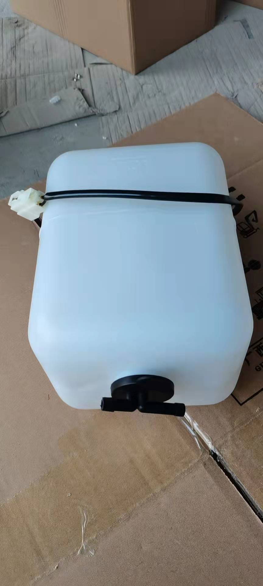 Auxiliary water tank E215B