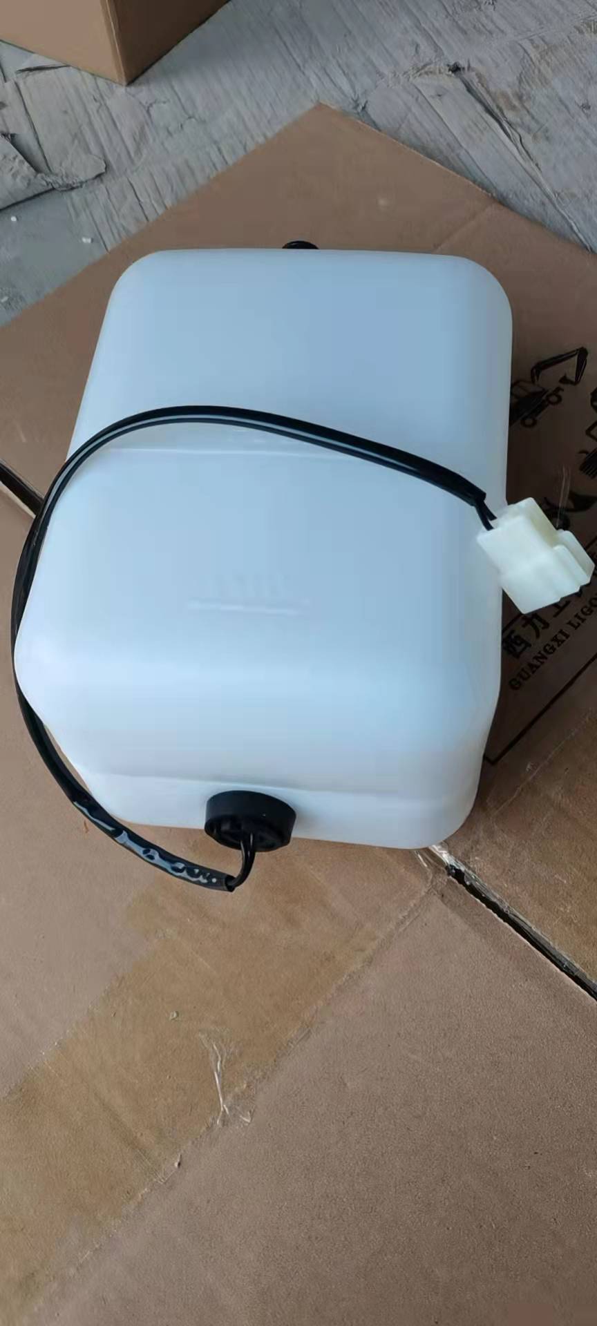 Auxiliary water tank E215B