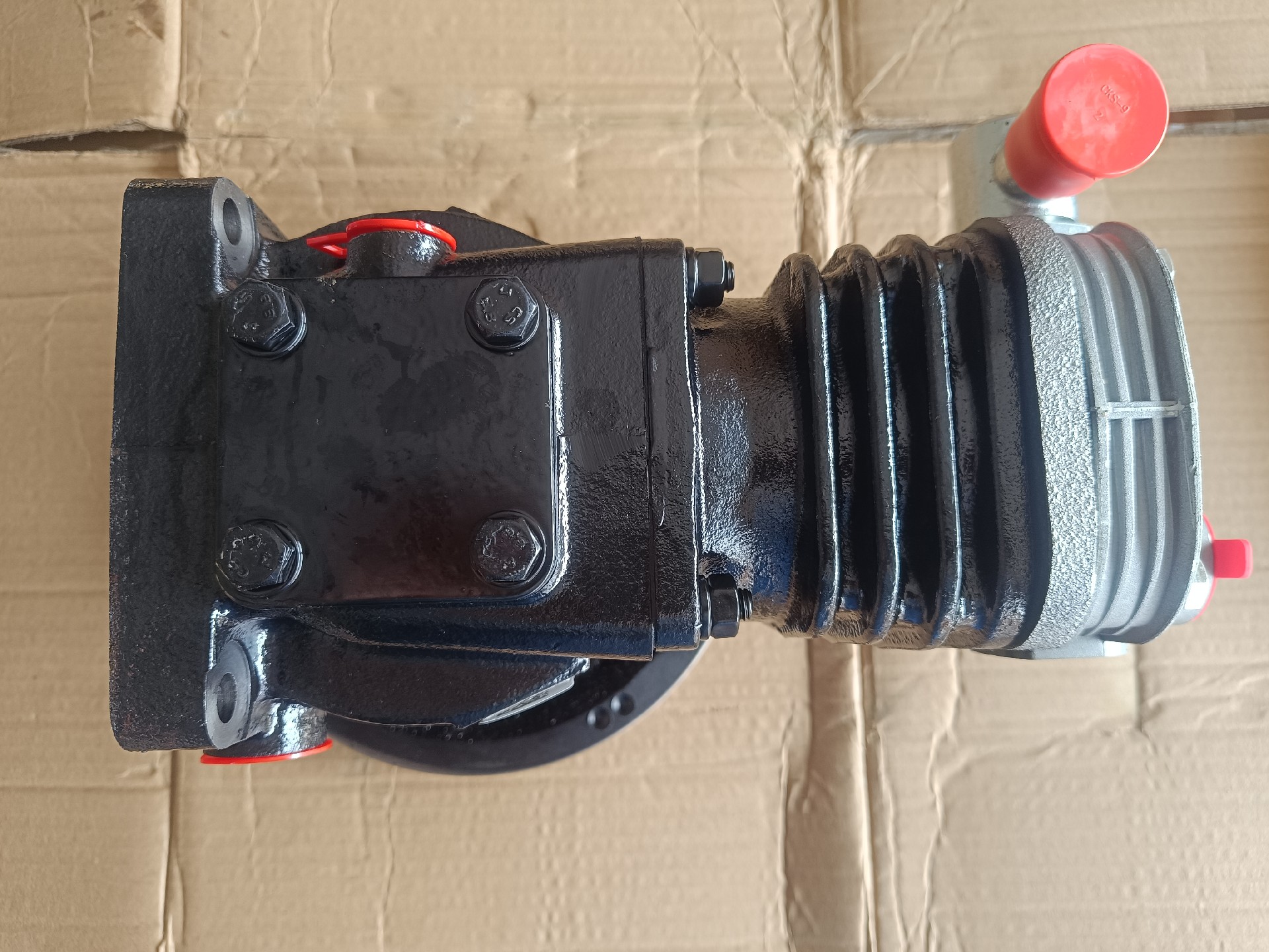 Liugong Loader part 13051018	AIR COMPRESSOR