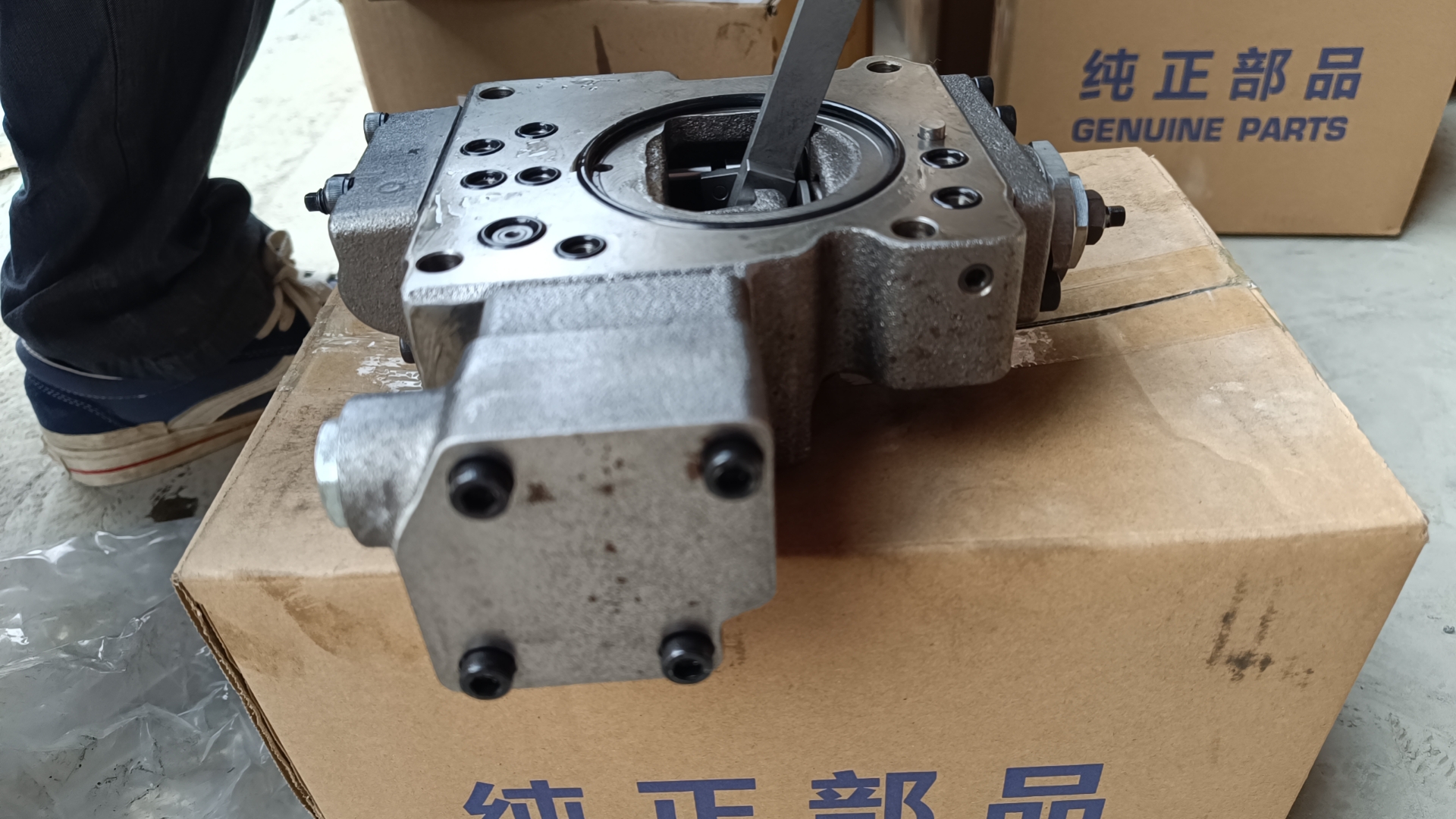 Liugong part XJBN-00714	Regulyator main pump front