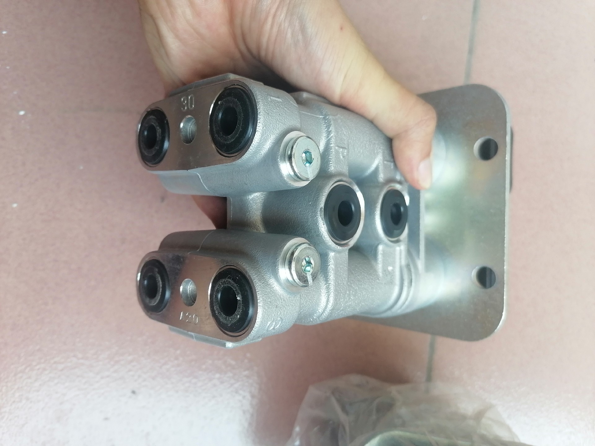 Liugong part 12C3785 8-hole foot valve