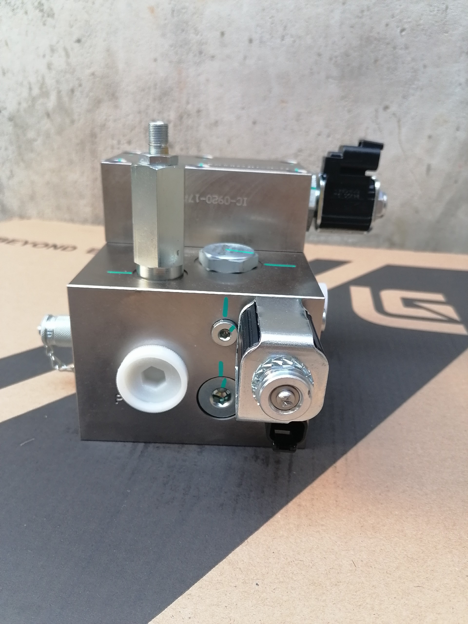 Liugong part 12C7010 Parker control valve (new model)