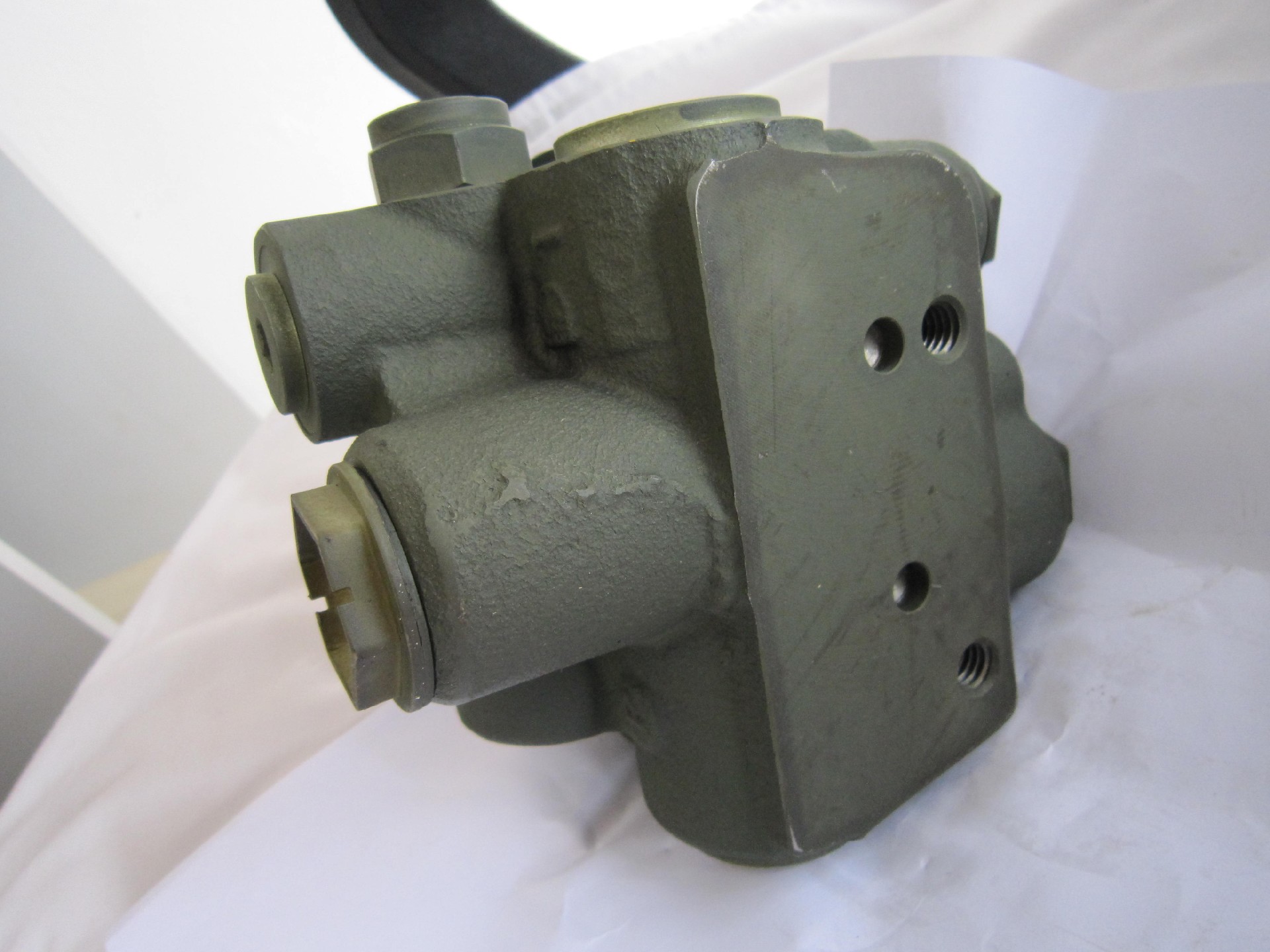 Liugong part 13C0218 valve