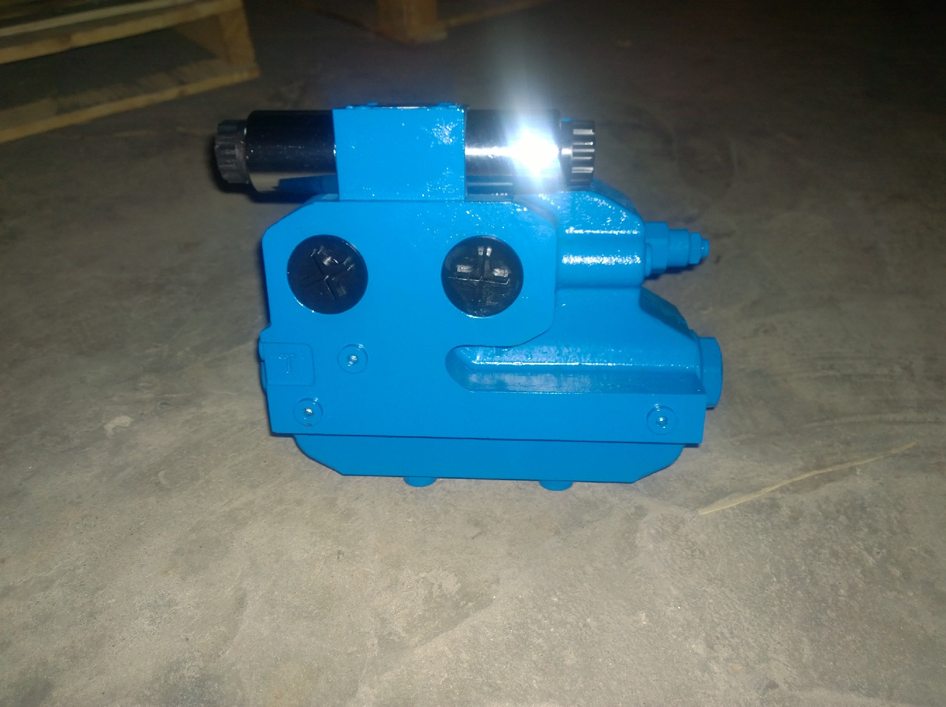 Liugong part 4120008414 electro-hydraulic directional valve