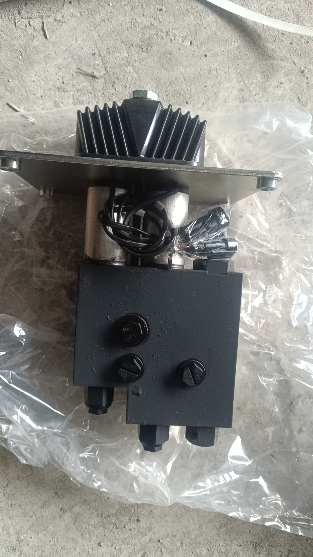 Liugong part 12C0019 valve