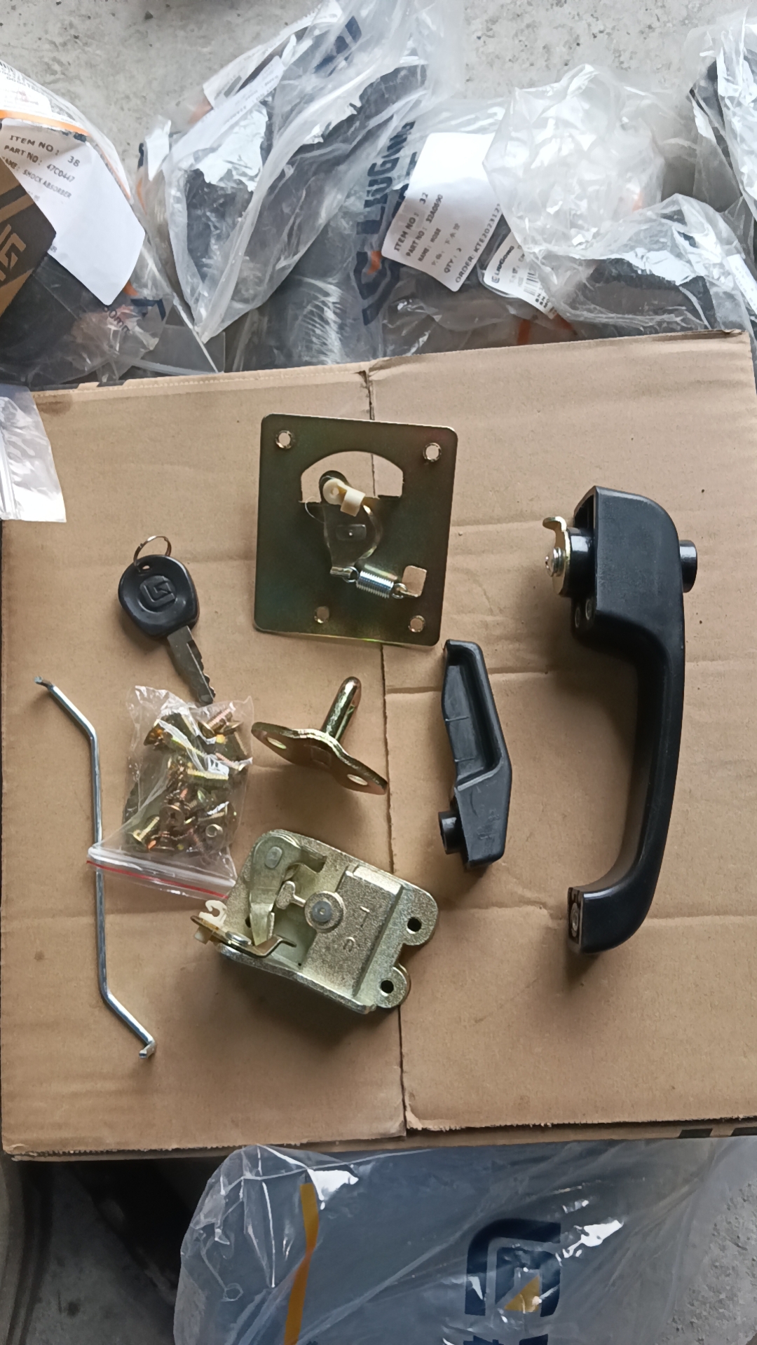 Liugong part  47C1035 left door lock